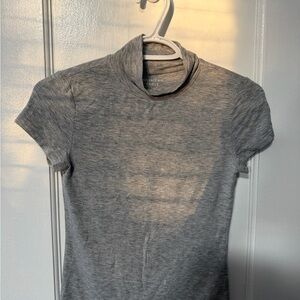 American Eagle Outfitters Heather Gray Short-Sleeve Cropped Mock Neck Tee